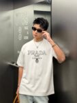 P80 Prad～普拉达logo刺绣 《区别通货面料》 双纱纯棉紧密纱线短袖tee 上身十分舒适，男女同款半袖，落肩宽松版型 颜色: 黑色 白色 咖啡色 尺码：S（90-130斤） M（125-150斤） L（135-165斤） XL（160-190斤） XXL（185-220斤）