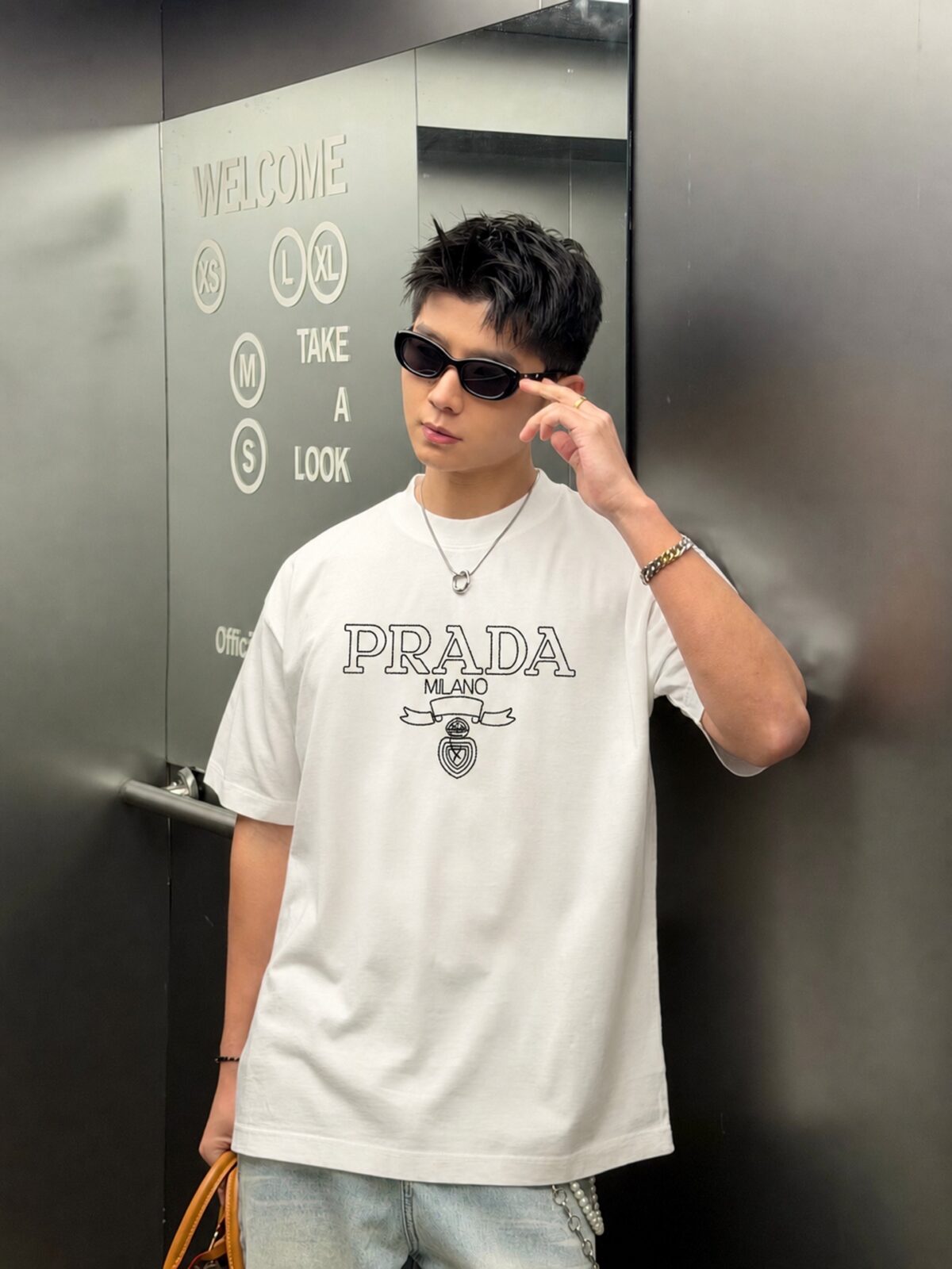 P80 Prad～普拉达logo刺绣 《区别通货面料》 双纱纯棉紧密纱线短袖tee 上身十分舒适，男女同款半袖，落肩宽松版型 颜色: 黑色 白色 咖啡色 尺码：S（90-130斤） M（125-150斤） L（135-165斤） XL（160-190斤） XXL（185-220斤）