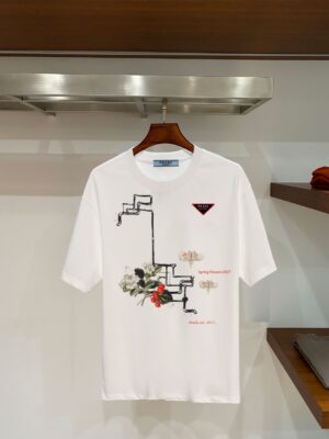 weigou_196900_0_6844400667 P70 普拉达PRADA 新款直喷工艺 高品质280克重磅短袖T恤,进口兄弟数码白墨直喷工艺 彰显不羁的个性与强大的气场 纯棉32支双纱面料,两遍缩水工艺,立体裁剪,面布做了蚀毛,手感非常好,亲肤透气,微宽松版型,上身舒适! 日本Brother进口机数码直喷。色彩还原度 %,杜邦进口环保颜料,色牢度5级,经测验,洗涤100次,褪色程度不到1% 单品时尚感满满.日常出街或休闲都很百搭,轻松驾驭各种风格。色彩超鲜艳还透气,夏季必备 颜色:黑色/白色 码数:S-XL