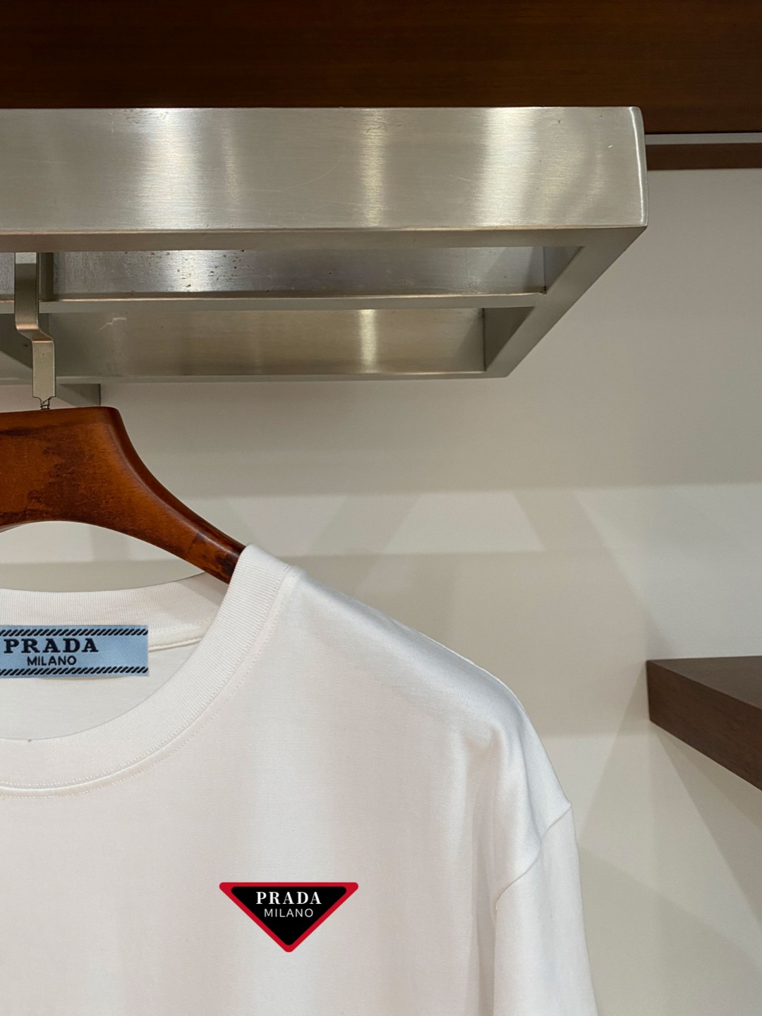 P70 普拉达PRADA 新款直喷工艺 高品质280克重磅短袖T恤，进口兄弟数码白墨直喷工艺 彰显不羁的个性与强大的气场 纯棉32支双纱面料，两遍缩水工艺，立体裁剪，面布做了蚀毛，手感非常好，亲肤透气，微宽松版型，上身舒适！ 日本Brother进口机数码直喷。色彩还原度 %，杜邦进口环保颜料，色牢度5级，经测验，洗涤100次，褪色程度不到1% 单品时尚感满满.日常出街或休闲都很百搭，轻松驾驭各种风格。色彩超鲜艳还透气，夏季必备 颜色：黑色/白色 码数：S-XL