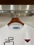 P70 普拉达PRADA 新款直喷工艺 高品质280克重磅短袖T恤，进口兄弟数码白墨直喷工艺 彰显不羁的个性与强大的气场 纯棉32支双纱面料，两遍缩水工艺，立体裁剪，面布做了蚀毛，手感非常好，亲肤透气，微宽松版型，上身舒适！ 日本Brother进口机数码直喷。色彩还原度 %，杜邦进口环保颜料，色牢度5级，经测验，洗涤100次，褪色程度不到1% 单品时尚感满满.日常出街或休闲都很百搭，轻松驾驭各种风格。色彩超鲜艳还透气，夏季必备 颜色：黑色/白色 码数：S-XL