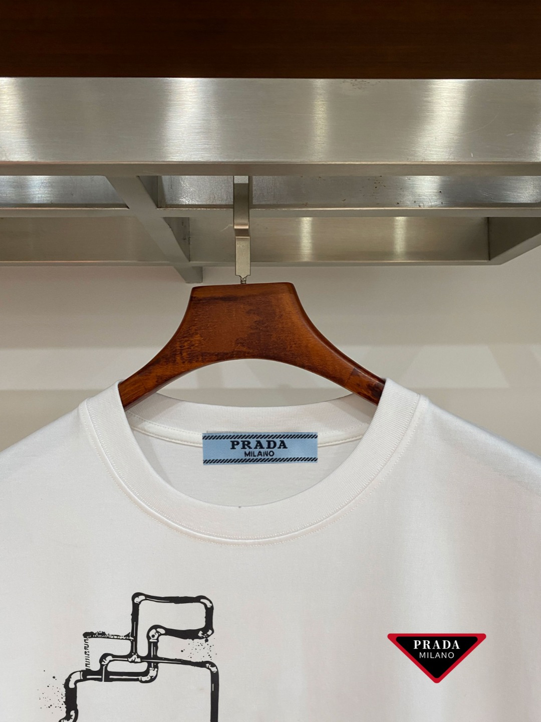 P70 普拉达PRADA 新款直喷工艺 高品质280克重磅短袖T恤，进口兄弟数码白墨直喷工艺 彰显不羁的个性与强大的气场 纯棉32支双纱面料，两遍缩水工艺，立体裁剪，面布做了蚀毛，手感非常好，亲肤透气，微宽松版型，上身舒适！ 日本Brother进口机数码直喷。色彩还原度 %，杜邦进口环保颜料，色牢度5级，经测验，洗涤100次，褪色程度不到1% 单品时尚感满满.日常出街或休闲都很百搭，轻松驾驭各种风格。色彩超鲜艳还透气，夏季必备 颜色：黑色/白色 码数：S-XL