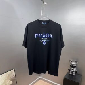 weigou_196928_0_2874df8bf3 P80 Prad~普拉达 厚板亮片滴胶 《区别通货面料》 双纱纯棉紧密纱线短袖tee 上身十分舒适,男女同款半袖,落肩宽松版型 颜色: 黑色 白色 咖啡色 尺码:S(90-130斤) M(125-150斤) L(135-165斤) XL(160-190斤) XXL(185-220斤)