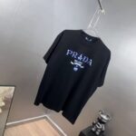 P80 Prad～普拉达 厚板亮片滴胶 《区别通货面料》 双纱纯棉紧密纱线短袖tee 上身十分舒适，男女同款半袖，落肩宽松版型 颜色: 黑色 白色 咖啡色 尺码：S（90-130斤） M（125-150斤） L（135-165斤） XL（160-190斤） XXL（185-220斤）