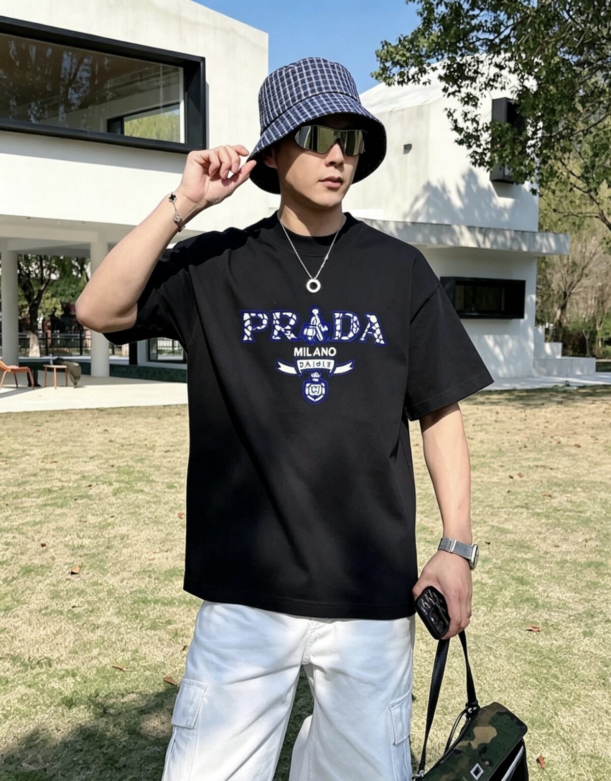 P80 Prad～普拉达 厚板亮片滴胶 《区别通货面料》 双纱纯棉紧密纱线短袖tee 上身十分舒适，男女同款半袖，落肩宽松版型 颜色: 黑色 白色 咖啡色 尺码：S（90-130斤） M（125-150斤） L（135-165斤） XL（160-190斤） XXL（185-220斤）
