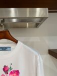 P70 普拉达PRADA 新款直喷工艺 高品质280克重磅短袖T恤，进口兄弟数码白墨直喷工艺 彰显不羁的个性与强大的气场 纯棉32支双纱面料，两遍缩水工艺，立体裁剪，面布做了蚀毛，手感非常好，亲肤透气，微宽松版型，上身舒适！ 日本Brother进口机数码直喷。色彩还原度 %，杜邦进口环保颜料，色牢度5级，经测验，洗涤100次，褪色程度不到1% 单品时尚感满满.日常出街或休闲都很百搭，轻松驾驭各种风格。色彩超鲜艳还透气，夏季必备 颜色：黑色/白色 码数：S-XL