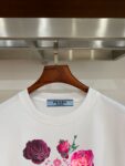 P70 普拉达PRADA 新款直喷工艺 高品质280克重磅短袖T恤，进口兄弟数码白墨直喷工艺 彰显不羁的个性与强大的气场 纯棉32支双纱面料，两遍缩水工艺，立体裁剪，面布做了蚀毛，手感非常好，亲肤透气，微宽松版型，上身舒适！ 日本Brother进口机数码直喷。色彩还原度 %，杜邦进口环保颜料，色牢度5级，经测验，洗涤100次，褪色程度不到1% 单品时尚感满满.日常出街或休闲都很百搭，轻松驾驭各种风格。色彩超鲜艳还透气，夏季必备 颜色：黑色/白色 码数：S-XL