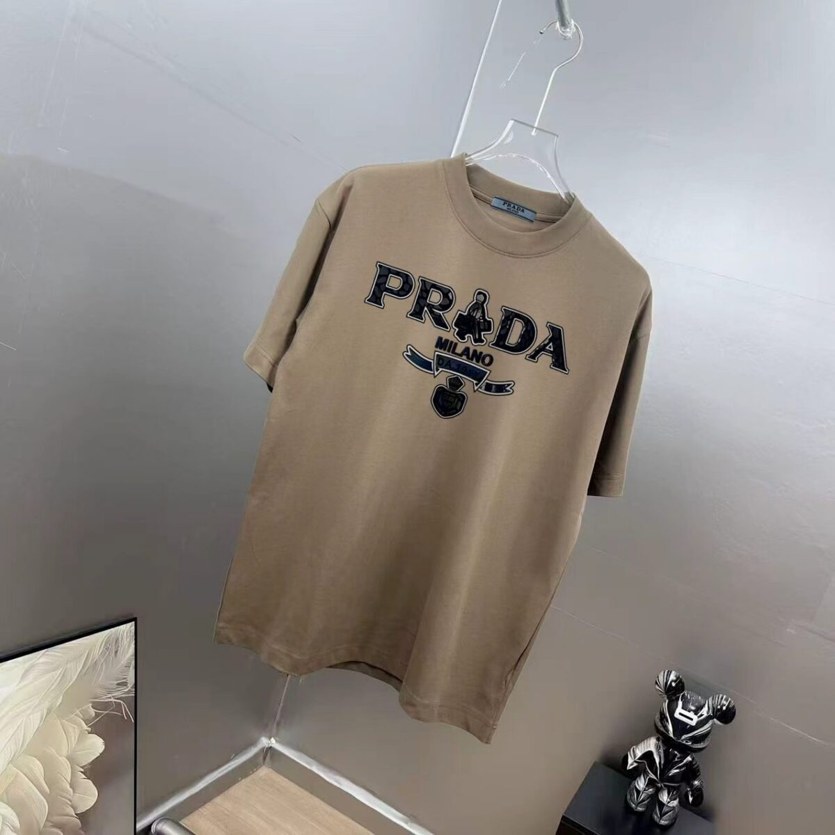 P80 Prad～普拉达 厚板亮片滴胶 《区别通货面料》 双纱纯棉紧密纱线短袖tee 上身十分舒适，男女同款半袖，落肩宽松版型 颜色: 黑色 白色 咖啡色 尺码：S（90-130斤） M（125-150斤） L（135-165斤） XL（160-190斤） XXL（185-220斤）