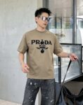 P80 Prad～普拉达 厚板亮片滴胶 《区别通货面料》 双纱纯棉紧密纱线短袖tee 上身十分舒适，男女同款半袖，落肩宽松版型 颜色: 黑色 白色 咖啡色 尺码：S（90-130斤） M（125-150斤） L（135-165斤） XL（160-190斤） XXL（185-220斤）