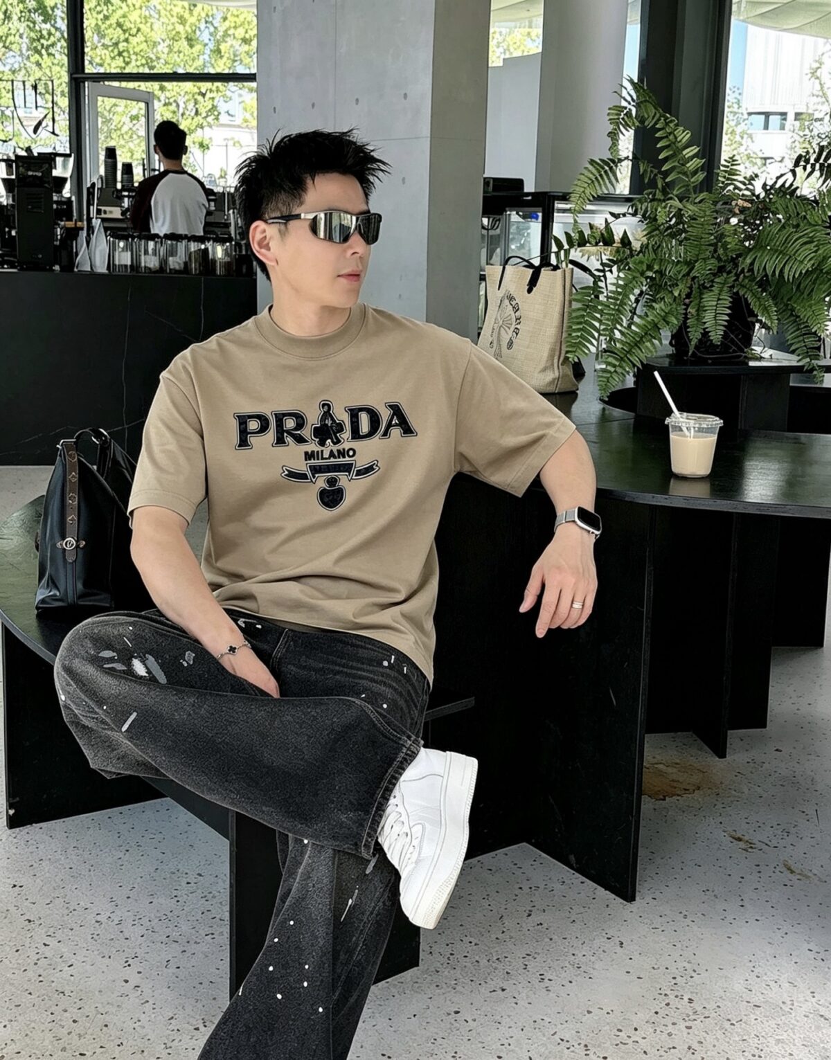 P80 Prad～普拉达 厚板亮片滴胶 《区别通货面料》 双纱纯棉紧密纱线短袖tee 上身十分舒适，男女同款半袖，落肩宽松版型 颜色: 黑色 白色 咖啡色 尺码：S（90-130斤） M（125-150斤） L（135-165斤） XL（160-190斤） XXL（185-220斤）
