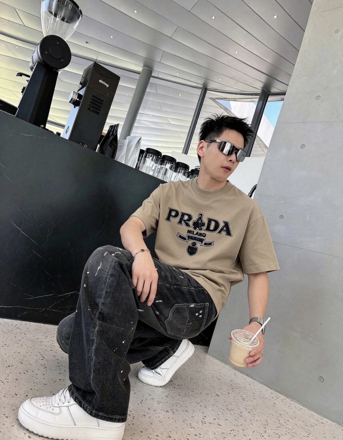 P80 Prad～普拉达 厚板亮片滴胶 《区别通货面料》 双纱纯棉紧密纱线短袖tee 上身十分舒适，男女同款半袖，落肩宽松版型 颜色: 黑色 白色 咖啡色 尺码：S（90-130斤） M（125-150斤） L（135-165斤） XL（160-190斤） XXL（185-220斤）