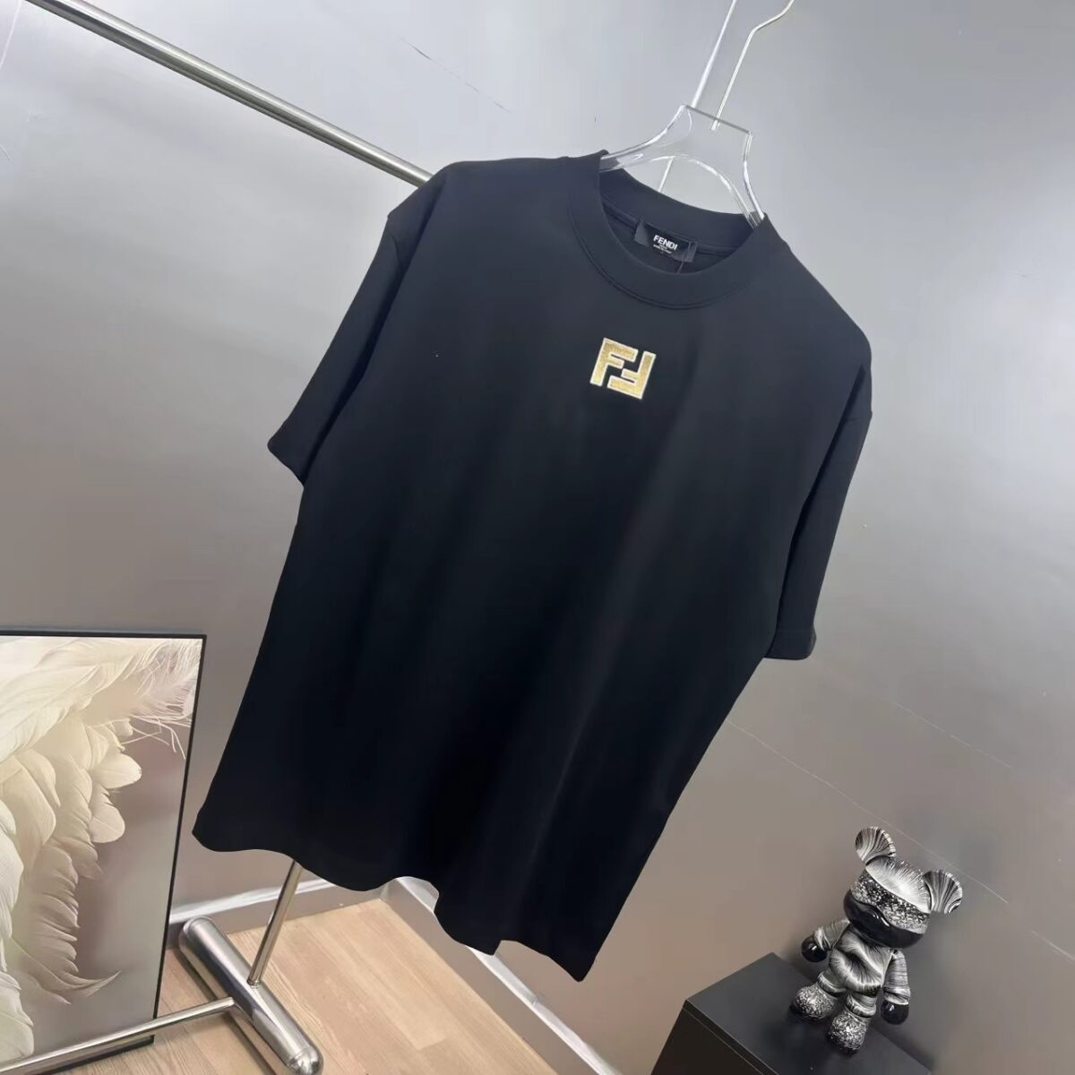 weigou_196986_1_c72eafe02f P75 fen*芬家 双F刺绣 《区别通货面料》双纱纯棉上衣 7a抗菌短袖tee 上身十分舒适,男女同款半袖,落肩宽松版型 颜色: 黑色 白色 咖啡色 尺码:S(90-130斤) M(125-150斤) L(135-165斤) XL(160-190斤) XXL(185-220斤)