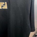 weigou_196986_5_445744d6f6 P75 fen*芬家 双F刺绣 《区别通货面料》双纱纯棉上衣 7a抗菌短袖tee 上身十分舒适,男女同款半袖,落肩宽松版型 颜色: 黑色 白色 咖啡色 尺码:S(90-130斤) M(125-150斤) L(135-165斤) XL(160-190斤) XXL(185-220斤)