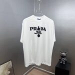 P80 Prad～普拉达 厚板亮片滴胶 《区别通货面料》 双纱纯棉紧密纱线短袖tee 上身十分舒适，男女同款半袖，落肩宽松版型 颜色: 黑色 白色 咖啡色 尺码：S（90-130斤） M（125-150斤） L（135-165斤） XL（160-190斤） XXL（185-220斤）