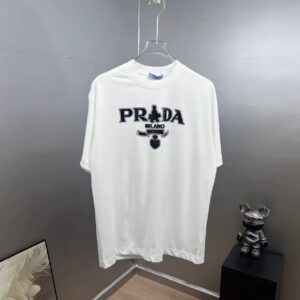 weigou_196995_0_ad7a5fd813 P80 Prad~普拉达 厚板亮片滴胶 《区别通货面料》 双纱纯棉紧密纱线短袖tee 上身十分舒适,男女同款半袖,落肩宽松版型 颜色: 黑色 白色 咖啡色 尺码:S(90-130斤) M(125-150斤) L(135-165斤) XL(160-190斤) XXL(185-220斤)