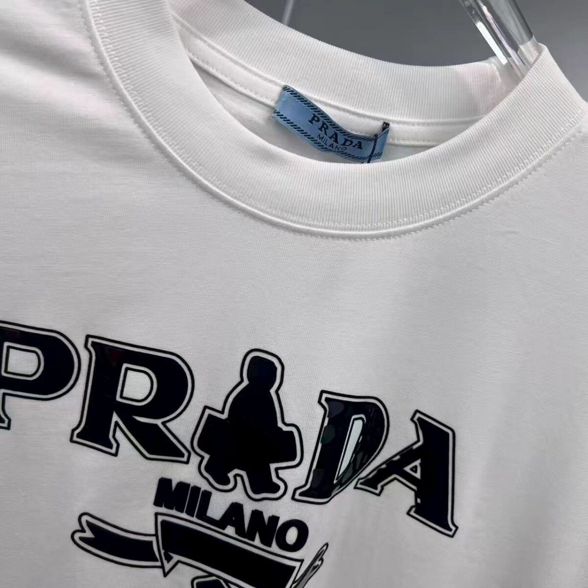P80 Prad～普拉达 厚板亮片滴胶 《区别通货面料》 双纱纯棉紧密纱线短袖tee 上身十分舒适，男女同款半袖，落肩宽松版型 颜色: 黑色 白色 咖啡色 尺码：S（90-130斤） M（125-150斤） L（135-165斤） XL（160-190斤） XXL（185-220斤）
