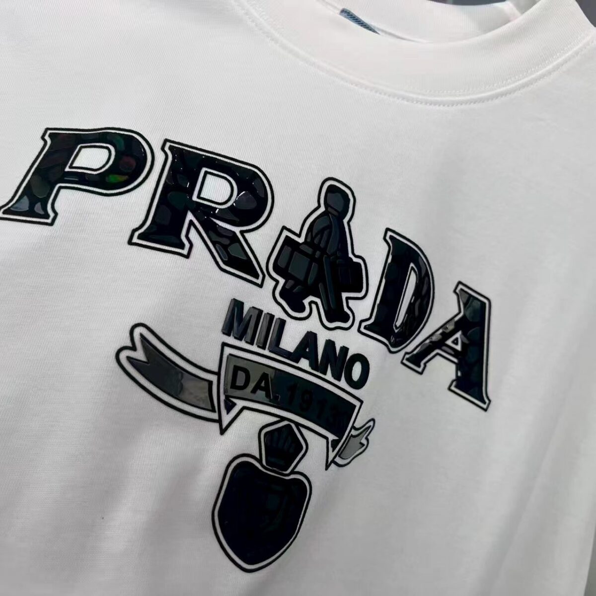 P80 Prad～普拉达 厚板亮片滴胶 《区别通货面料》 双纱纯棉紧密纱线短袖tee 上身十分舒适，男女同款半袖，落肩宽松版型 颜色: 黑色 白色 咖啡色 尺码：S（90-130斤） M（125-150斤） L（135-165斤） XL（160-190斤） XXL（185-220斤）