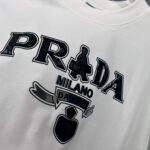P80 Prad～普拉达 厚板亮片滴胶 《区别通货面料》 双纱纯棉紧密纱线短袖tee 上身十分舒适，男女同款半袖，落肩宽松版型 颜色: 黑色 白色 咖啡色 尺码：S（90-130斤） M（125-150斤） L（135-165斤） XL（160-190斤） XXL（185-220斤）