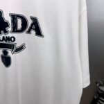 P80 Prad～普拉达 厚板亮片滴胶 《区别通货面料》 双纱纯棉紧密纱线短袖tee 上身十分舒适，男女同款半袖，落肩宽松版型 颜色: 黑色 白色 咖啡色 尺码：S（90-130斤） M（125-150斤） L（135-165斤） XL（160-190斤） XXL（185-220斤）