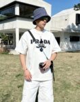 P80 Prad～普拉达 厚板亮片滴胶 《区别通货面料》 双纱纯棉紧密纱线短袖tee 上身十分舒适，男女同款半袖，落肩宽松版型 颜色: 黑色 白色 咖啡色 尺码：S（90-130斤） M（125-150斤） L（135-165斤） XL（160-190斤） XXL（185-220斤）