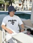 P80 Prad～普拉达 厚板亮片滴胶 《区别通货面料》 双纱纯棉紧密纱线短袖tee 上身十分舒适，男女同款半袖，落肩宽松版型 颜色: 黑色 白色 咖啡色 尺码：S（90-130斤） M（125-150斤） L（135-165斤） XL（160-190斤） XXL（185-220斤）