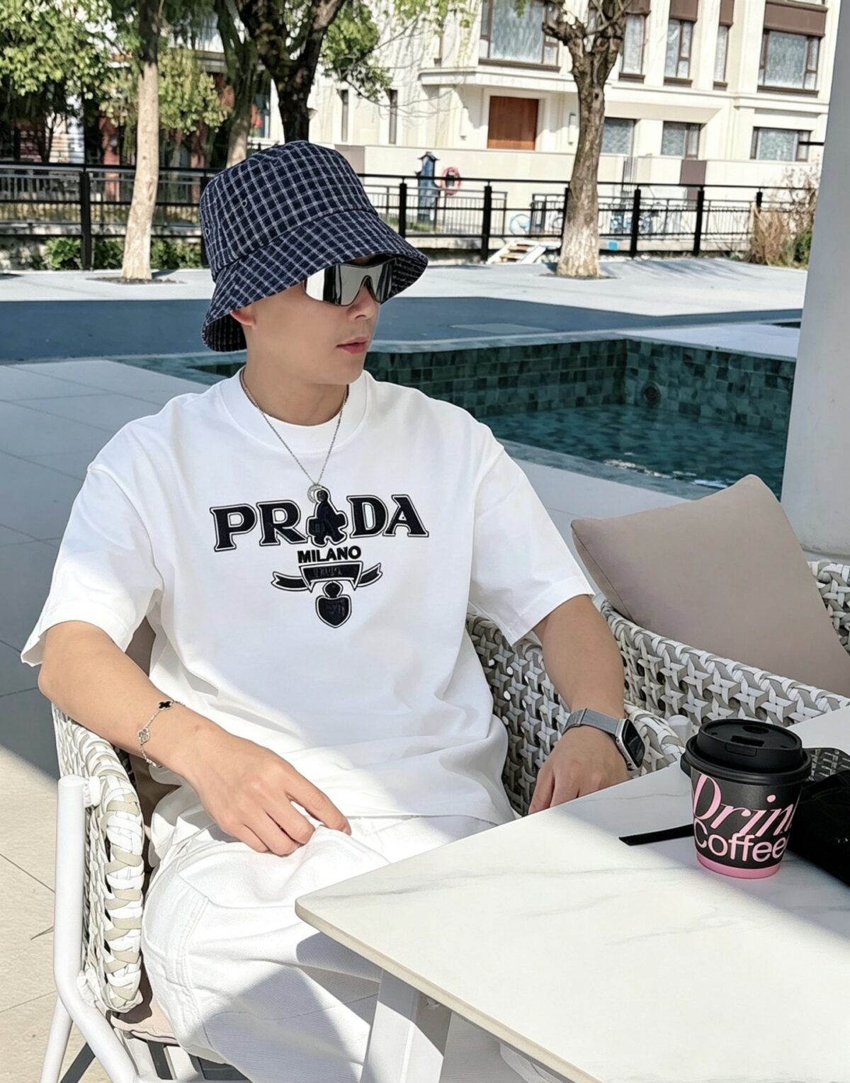 P80 Prad～普拉达 厚板亮片滴胶 《区别通货面料》 双纱纯棉紧密纱线短袖tee 上身十分舒适，男女同款半袖，落肩宽松版型 颜色: 黑色 白色 咖啡色 尺码：S（90-130斤） M（125-150斤） L（135-165斤） XL（160-190斤） XXL（185-220斤）