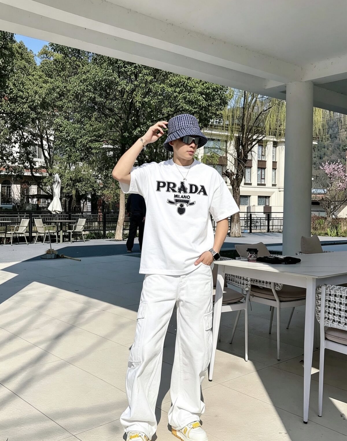 P80 Prad～普拉达 厚板亮片滴胶 《区别通货面料》 双纱纯棉紧密纱线短袖tee 上身十分舒适，男女同款半袖，落肩宽松版型 颜色: 黑色 白色 咖啡色 尺码：S（90-130斤） M（125-150斤） L（135-165斤） XL（160-190斤） XXL（185-220斤）