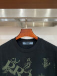 weigou_197005_3_0a1d83dfed P70 普拉达PRADA 新款直喷工艺 高品质280克重磅短袖T恤,进口兄弟数码白墨直喷工艺 彰显不羁的个性与强大的气场 纯棉32支双纱面料,两遍缩水工艺,立体裁剪,面布做了蚀毛,手感非常好,亲肤透气,微宽松版型,上身舒适! 日本Brother进口机数码直喷。色彩还原度 %,杜邦进口环保颜料,色牢度5级,经测验,洗涤100次,褪色程度不到1% 单品时尚感满满.日常出街或休闲都很百搭,轻松驾驭各种风格。色彩超鲜艳还透气,夏季必备 颜色:黑色/白色 码数:S-XL