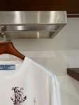 P70 普拉达PRADA 新款直喷工艺 高品质280克重磅短袖T恤，进口兄弟数码白墨直喷工艺 彰显不羁的个性与强大的气场 纯棉32支双纱面料，两遍缩水工艺，立体裁剪，面布做了蚀毛，手感非常好，亲肤透气，微宽松版型，上身舒适！ 日本Brother进口机数码直喷。色彩还原度 %，杜邦进口环保颜料，色牢度5级，经测验，洗涤100次，褪色程度不到1% 单品时尚感满满.日常出街或休闲都很百搭，轻松驾驭各种风格。色彩超鲜艳还透气，夏季必备 颜色：黑色/白色 码数：S-XL