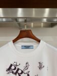 P70 普拉达PRADA 新款直喷工艺 高品质280克重磅短袖T恤，进口兄弟数码白墨直喷工艺 彰显不羁的个性与强大的气场 纯棉32支双纱面料，两遍缩水工艺，立体裁剪，面布做了蚀毛，手感非常好，亲肤透气，微宽松版型，上身舒适！ 日本Brother进口机数码直喷。色彩还原度 %，杜邦进口环保颜料，色牢度5级，经测验，洗涤100次，褪色程度不到1% 单品时尚感满满.日常出街或休闲都很百搭，轻松驾驭各种风格。色彩超鲜艳还透气，夏季必备 颜色：黑色/白色 码数：S-XL