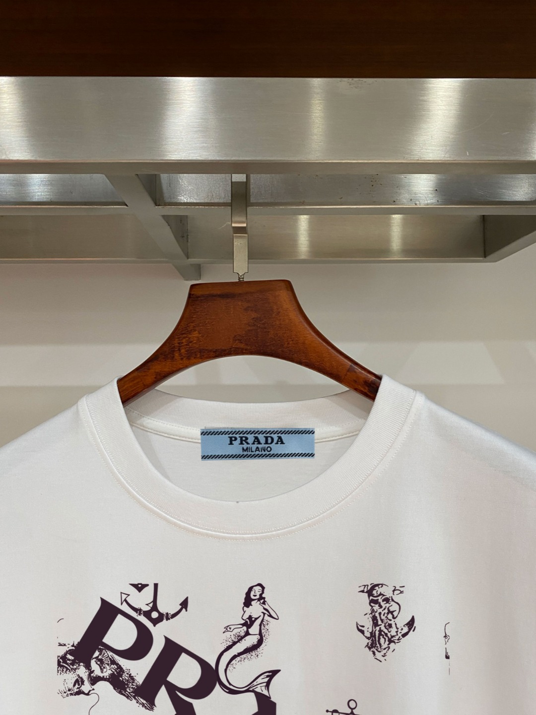 P70 普拉达PRADA 新款直喷工艺 高品质280克重磅短袖T恤，进口兄弟数码白墨直喷工艺 彰显不羁的个性与强大的气场 纯棉32支双纱面料，两遍缩水工艺，立体裁剪，面布做了蚀毛，手感非常好，亲肤透气，微宽松版型，上身舒适！ 日本Brother进口机数码直喷。色彩还原度 %，杜邦进口环保颜料，色牢度5级，经测验，洗涤100次，褪色程度不到1% 单品时尚感满满.日常出街或休闲都很百搭，轻松驾驭各种风格。色彩超鲜艳还透气，夏季必备 颜色：黑色/白色 码数：S-XL