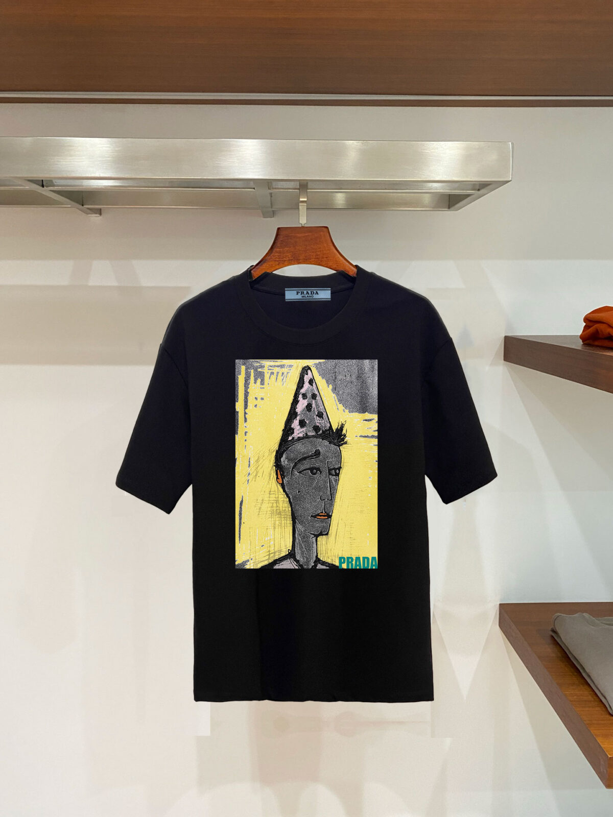 P70 普拉达PRADA 新款直喷工艺 高品质280克重磅短袖T恤，进口兄弟数码白墨直喷工艺 彰显不羁的个性与强大的气场 纯棉32支双纱面料，两遍缩水工艺，立体裁剪，面布做了蚀毛，手感非常好，亲肤透气，微宽松版型，上身舒适！ 日本Brother进口机数码直喷。色彩还原度 %，杜邦进口环保颜料，色牢度5级，经测验，洗涤100次，褪色程度不到1% 单品时尚感满满.日常出街或休闲都很百搭，轻松驾驭各种风格。色彩超鲜艳还透气，夏季必备 颜色：黑色/白色 码数：S-XL