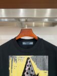 P70 普拉达PRADA 新款直喷工艺 高品质280克重磅短袖T恤，进口兄弟数码白墨直喷工艺 彰显不羁的个性与强大的气场 纯棉32支双纱面料，两遍缩水工艺，立体裁剪，面布做了蚀毛，手感非常好，亲肤透气，微宽松版型，上身舒适！ 日本Brother进口机数码直喷。色彩还原度 %，杜邦进口环保颜料，色牢度5级，经测验，洗涤100次，褪色程度不到1% 单品时尚感满满.日常出街或休闲都很百搭，轻松驾驭各种风格。色彩超鲜艳还透气，夏季必备 颜色：黑色/白色 码数：S-XL