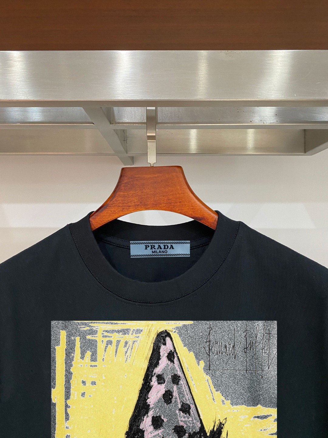 P70 普拉达PRADA 新款直喷工艺 高品质280克重磅短袖T恤，进口兄弟数码白墨直喷工艺 彰显不羁的个性与强大的气场 纯棉32支双纱面料，两遍缩水工艺，立体裁剪，面布做了蚀毛，手感非常好，亲肤透气，微宽松版型，上身舒适！ 日本Brother进口机数码直喷。色彩还原度 %，杜邦进口环保颜料，色牢度5级，经测验，洗涤100次，褪色程度不到1% 单品时尚感满满.日常出街或休闲都很百搭，轻松驾驭各种风格。色彩超鲜艳还透气，夏季必备 颜色：黑色/白色 码数：S-XL
