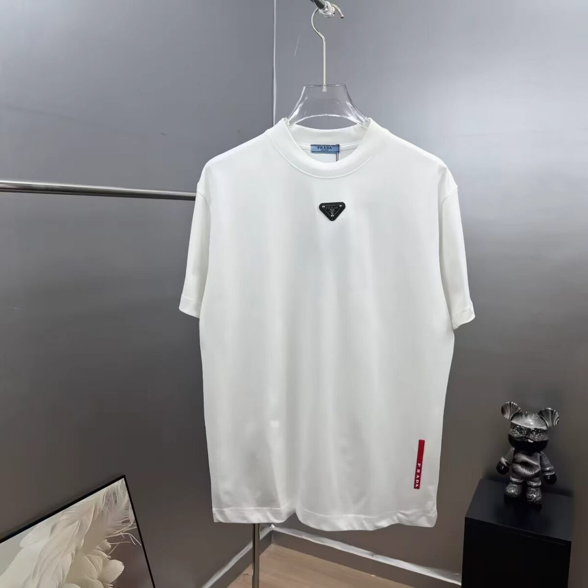 P80 Prad～普拉刺绣三角盾牌胶条 《区别通货面料》 7a抗菌短袖tee 上身十分舒适，男女同款半袖，落肩宽松版型 颜色: 黑色 白色 咖啡色 尺码：S（90-130斤） M（125-150斤） L（135-165斤） XL（160-190斤） XXL（185-220斤）