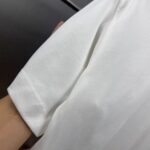 P80 Prad～普拉刺绣三角盾牌胶条 《区别通货面料》 7a抗菌短袖tee 上身十分舒适，男女同款半袖，落肩宽松版型 颜色: 黑色 白色 咖啡色 尺码：S（90-130斤） M（125-150斤） L（135-165斤） XL（160-190斤） XXL（185-220斤）