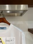 P70 普拉达PRADA 新款直喷工艺 高品质280克重磅短袖T恤，进口兄弟数码白墨直喷工艺 彰显不羁的个性与强大的气场 纯棉32支双纱面料，两遍缩水工艺，立体裁剪，面布做了蚀毛，手感非常好，亲肤透气，微宽松版型，上身舒适！ 日本Brother进口机数码直喷。色彩还原度 %，杜邦进口环保颜料，色牢度5级，经测验，洗涤100次，褪色程度不到1% 单品时尚感满满.日常出街或休闲都很百搭，轻松驾驭各种风格。色彩超鲜艳还透气，夏季必备 颜色：黑色/白色 码数：S-XL