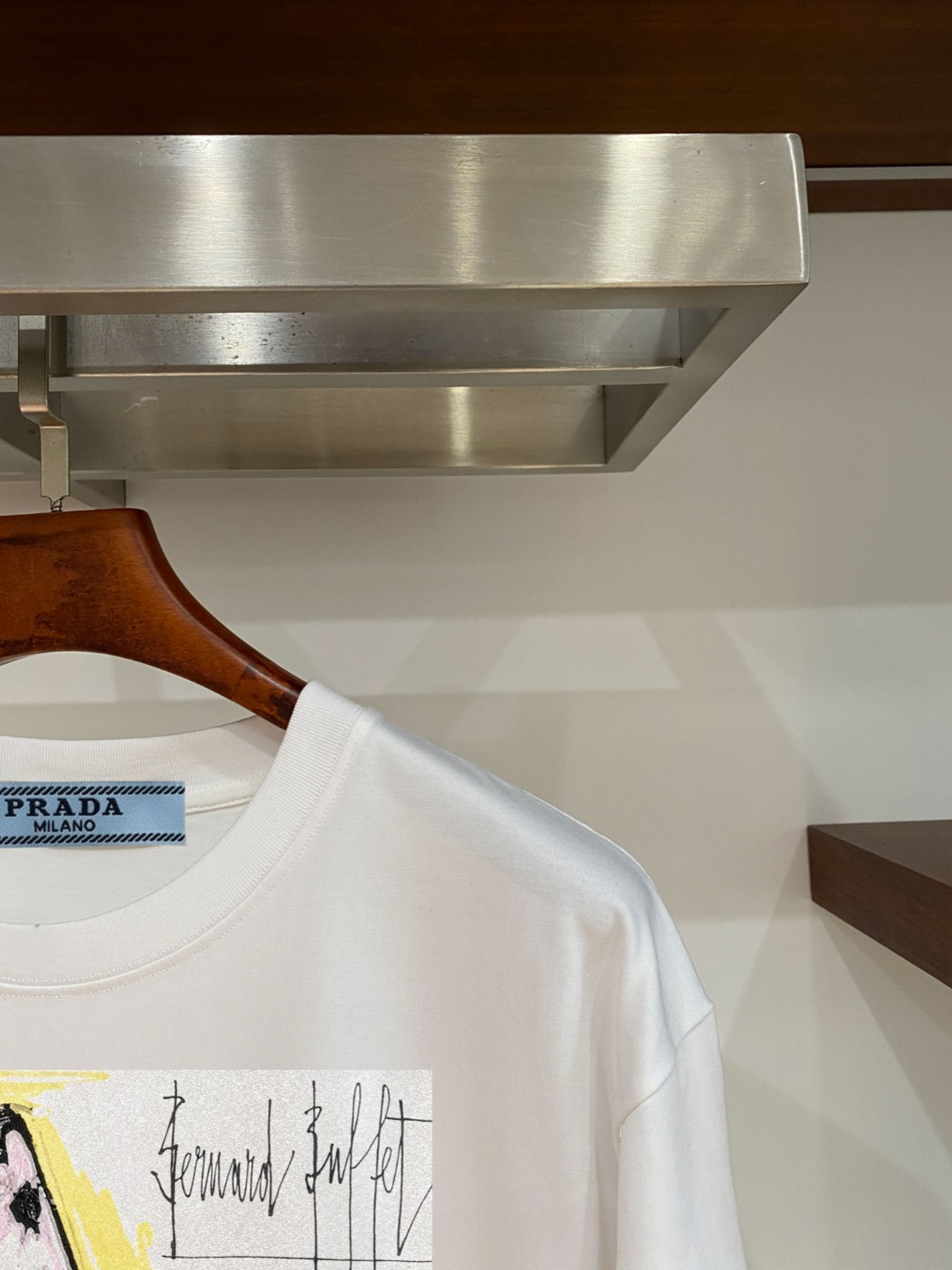 P70 普拉达PRADA 新款直喷工艺 高品质280克重磅短袖T恤，进口兄弟数码白墨直喷工艺 彰显不羁的个性与强大的气场 纯棉32支双纱面料，两遍缩水工艺，立体裁剪，面布做了蚀毛，手感非常好，亲肤透气，微宽松版型，上身舒适！ 日本Brother进口机数码直喷。色彩还原度 %，杜邦进口环保颜料，色牢度5级，经测验，洗涤100次，褪色程度不到1% 单品时尚感满满.日常出街或休闲都很百搭，轻松驾驭各种风格。色彩超鲜艳还透气，夏季必备 颜色：黑色/白色 码数：S-XL