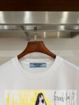 P70 普拉达PRADA 新款直喷工艺 高品质280克重磅短袖T恤，进口兄弟数码白墨直喷工艺 彰显不羁的个性与强大的气场 纯棉32支双纱面料，两遍缩水工艺，立体裁剪，面布做了蚀毛，手感非常好，亲肤透气，微宽松版型，上身舒适！ 日本Brother进口机数码直喷。色彩还原度 %，杜邦进口环保颜料，色牢度5级，经测验，洗涤100次，褪色程度不到1% 单品时尚感满满.日常出街或休闲都很百搭，轻松驾驭各种风格。色彩超鲜艳还透气，夏季必备 颜色：黑色/白色 码数：S-XL
