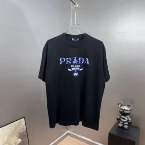 P80 Prad～普拉达 厚板亮片滴胶 《区别通货面料》 双纱纯棉紧密纱线短袖tee 上身十分舒适，男女同款半袖，落肩宽松版型 颜色: 黑色 白色 咖啡色 尺码：S（90-130斤） M（125-150斤） L（135-165斤） XL（160-190斤） XXL（185-220斤）