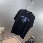 P80 Prad～普拉达 厚板亮片滴胶 《区别通货面料》 双纱纯棉紧密纱线短袖tee 上身十分舒适，男女同款半袖，落肩宽松版型 颜色: 黑色 白色 咖啡色 尺码：S（90-130斤） M（125-150斤） L（135-165斤） XL（160-190斤） XXL（185-220斤）