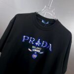 P80 Prad～普拉达 厚板亮片滴胶 《区别通货面料》 双纱纯棉紧密纱线短袖tee 上身十分舒适，男女同款半袖，落肩宽松版型 颜色: 黑色 白色 咖啡色 尺码：S（90-130斤） M（125-150斤） L（135-165斤） XL（160-190斤） XXL（185-220斤）