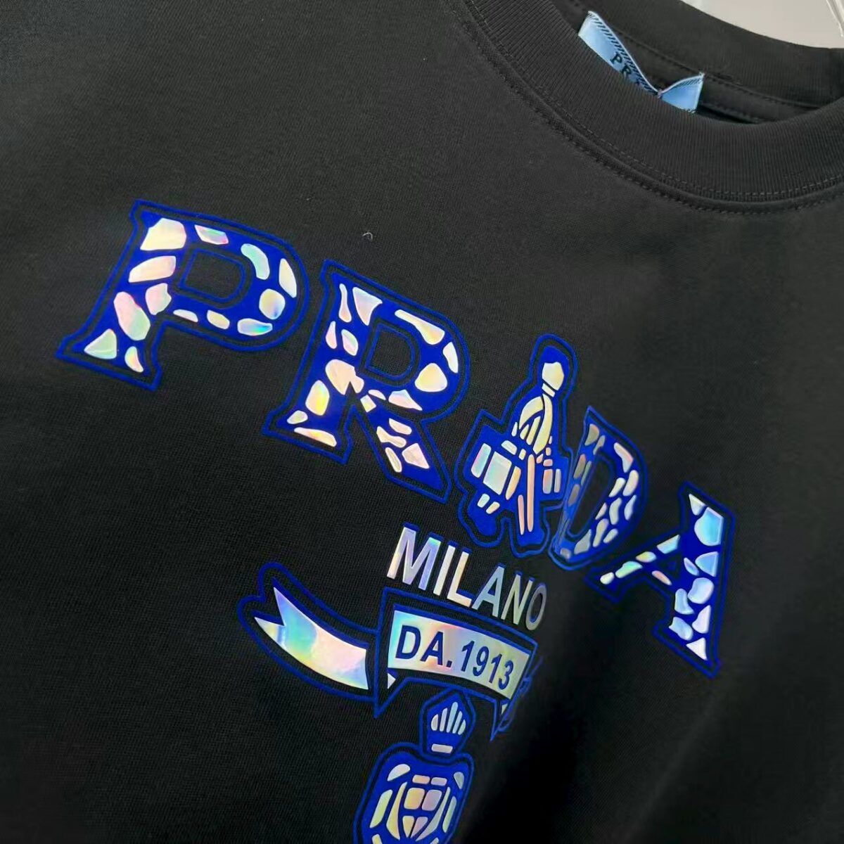 P80 Prad～普拉达 厚板亮片滴胶 《区别通货面料》 双纱纯棉紧密纱线短袖tee 上身十分舒适，男女同款半袖，落肩宽松版型 颜色: 黑色 白色 咖啡色 尺码：S（90-130斤） M（125-150斤） L（135-165斤） XL（160-190斤） XXL（185-220斤）