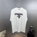 P80 Prad～普拉达 厚板亮片滴胶 《区别通货面料》 双纱纯棉紧密纱线短袖tee 上身十分舒适，男女同款半袖，落肩宽松版型 颜色: 黑色 白色 咖啡色 尺码：S（90-130斤） M（125-150斤） L（135-165斤） XL（160-190斤） XXL（185-220斤）