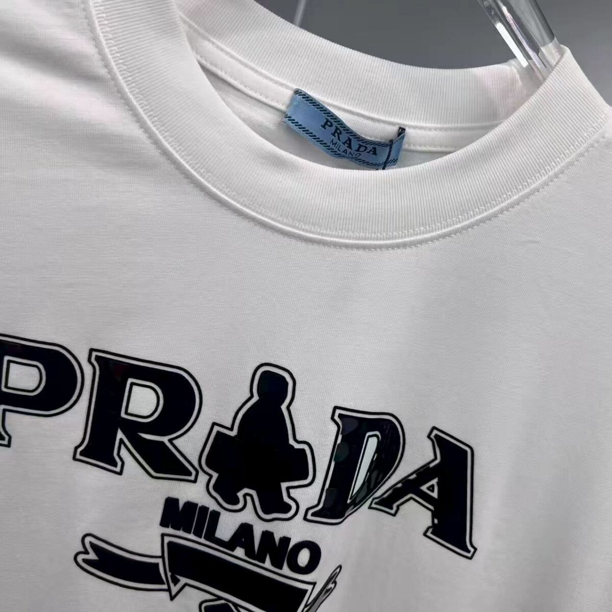 P80 Prad～普拉达 厚板亮片滴胶 《区别通货面料》 双纱纯棉紧密纱线短袖tee 上身十分舒适，男女同款半袖，落肩宽松版型 颜色: 黑色 白色 咖啡色 尺码：S（90-130斤） M（125-150斤） L（135-165斤） XL（160-190斤） XXL（185-220斤）