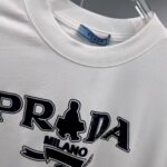 P80 Prad～普拉达 厚板亮片滴胶 《区别通货面料》 双纱纯棉紧密纱线短袖tee 上身十分舒适，男女同款半袖，落肩宽松版型 颜色: 黑色 白色 咖啡色 尺码：S（90-130斤） M（125-150斤） L（135-165斤） XL（160-190斤） XXL（185-220斤）