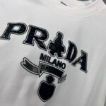 P80 Prad～普拉达 厚板亮片滴胶 《区别通货面料》 双纱纯棉紧密纱线短袖tee 上身十分舒适，男女同款半袖，落肩宽松版型 颜色: 黑色 白色 咖啡色 尺码：S（90-130斤） M（125-150斤） L（135-165斤） XL（160-190斤） XXL（185-220斤）