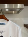 P70 普拉达PRADA 新款直喷工艺 高品质280克重磅短袖T恤，进口兄弟数码白墨直喷工艺 彰显不羁的个性与强大的气场 纯棉32支双纱面料，两遍缩水工艺，立体裁剪，面布做了蚀毛，手感非常好，亲肤透气，微宽松版型，上身舒适！ 日本Brother进口机数码直喷。色彩还原度 %，杜邦进口环保颜料，色牢度5级，经测验，洗涤100次，褪色程度不到1% 单品时尚感满满.日常出街或休闲都很百搭，轻松驾驭各种风格。色彩超鲜艳还透气，夏季必备 颜色：黑色/白色 码数：S-XL