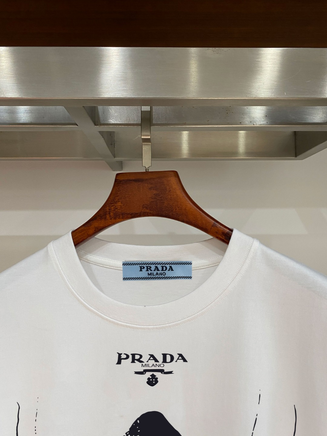 P70 普拉达PRADA 新款直喷工艺 高品质280克重磅短袖T恤，进口兄弟数码白墨直喷工艺 彰显不羁的个性与强大的气场 纯棉32支双纱面料，两遍缩水工艺，立体裁剪，面布做了蚀毛，手感非常好，亲肤透气，微宽松版型，上身舒适！ 日本Brother进口机数码直喷。色彩还原度 %，杜邦进口环保颜料，色牢度5级，经测验，洗涤100次，褪色程度不到1% 单品时尚感满满.日常出街或休闲都很百搭，轻松驾驭各种风格。色彩超鲜艳还透气，夏季必备 颜色：黑色/白色 码数：S-XL