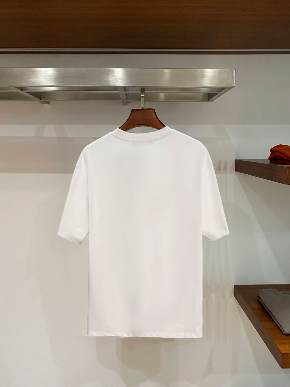 P70 普拉达PRADA 新款直喷工艺 高品质280克重磅短袖T恤，进口兄弟数码白墨直喷工艺 彰显不羁的个性与强大的气场 纯棉32支双纱面料，两遍缩水工艺，立体裁剪，面布做了蚀毛，手感非常好，亲肤透气，微宽松版型，上身舒适！ 日本Brother进口机数码直喷。色彩还原度 %，杜邦进口环保颜料，色牢度5级，经测验，洗涤100次，褪色程度不到1% 单品时尚感满满.日常出街或休闲都很百搭，轻松驾驭各种风格。色彩超鲜艳还透气，夏季必备 颜色：黑色/白色 码数：S-XL